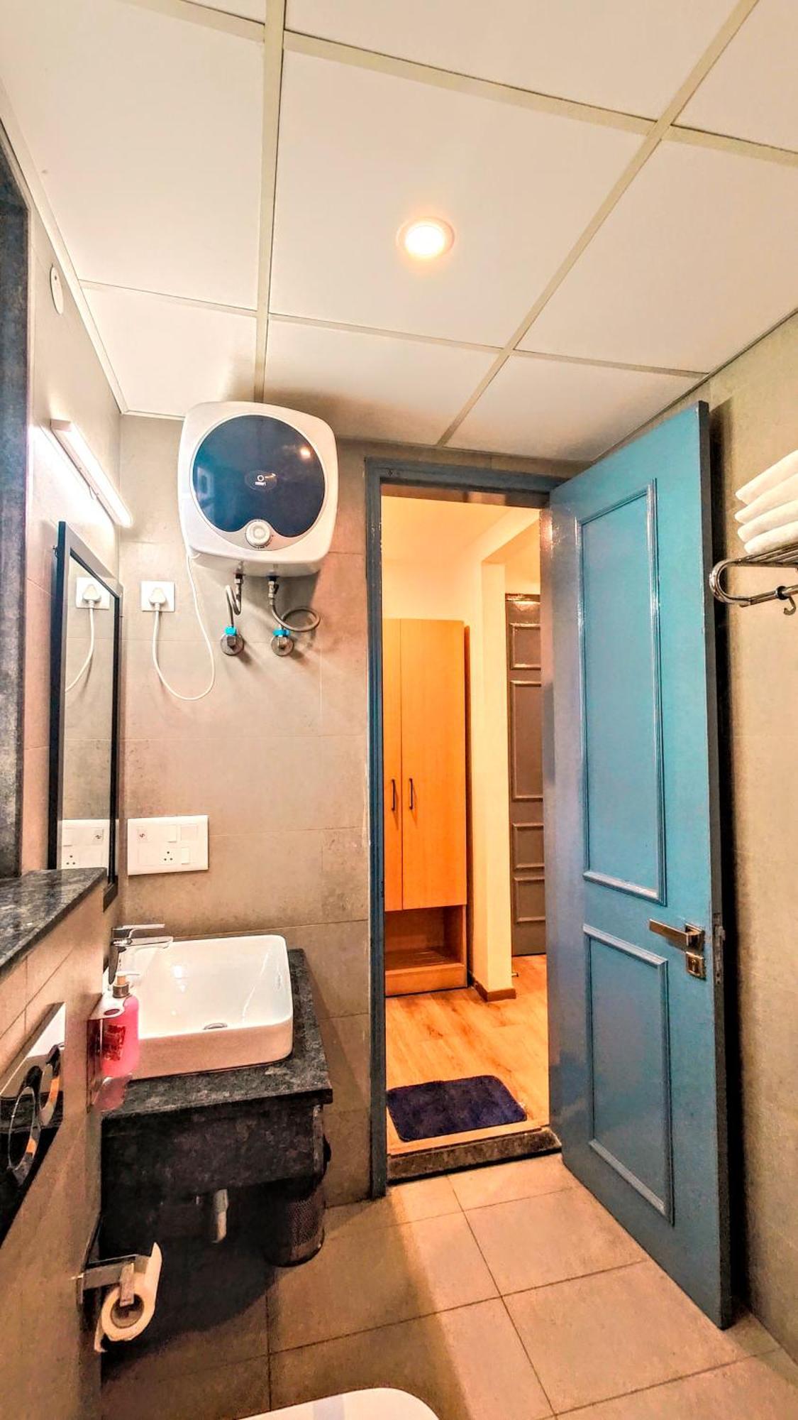 Mavens White Artemis Hospital Road Sector 52 Gurgaon Hotel Екстериор снимка