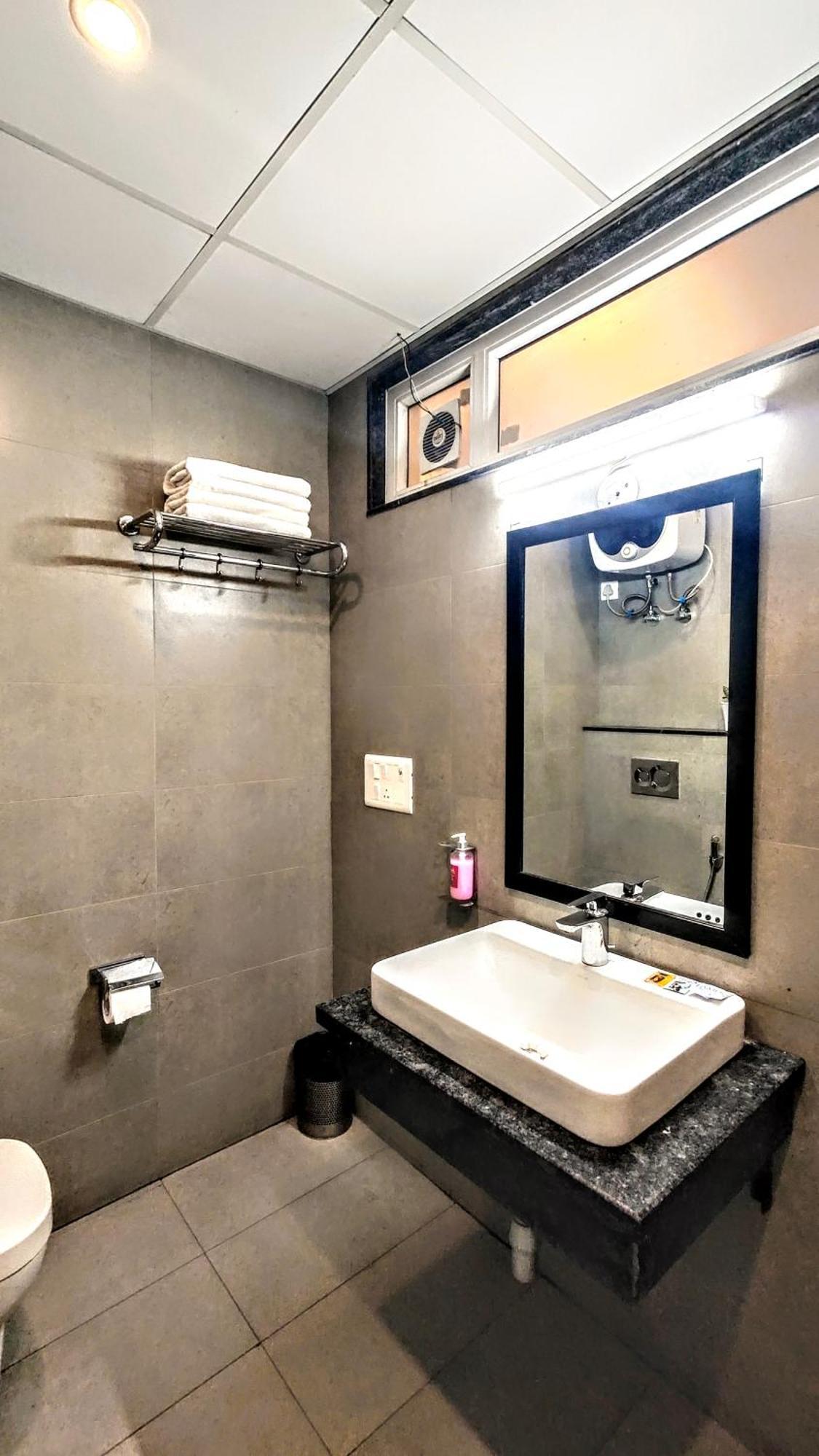Mavens White Artemis Hospital Road Sector 52 Gurgaon Hotel Екстериор снимка