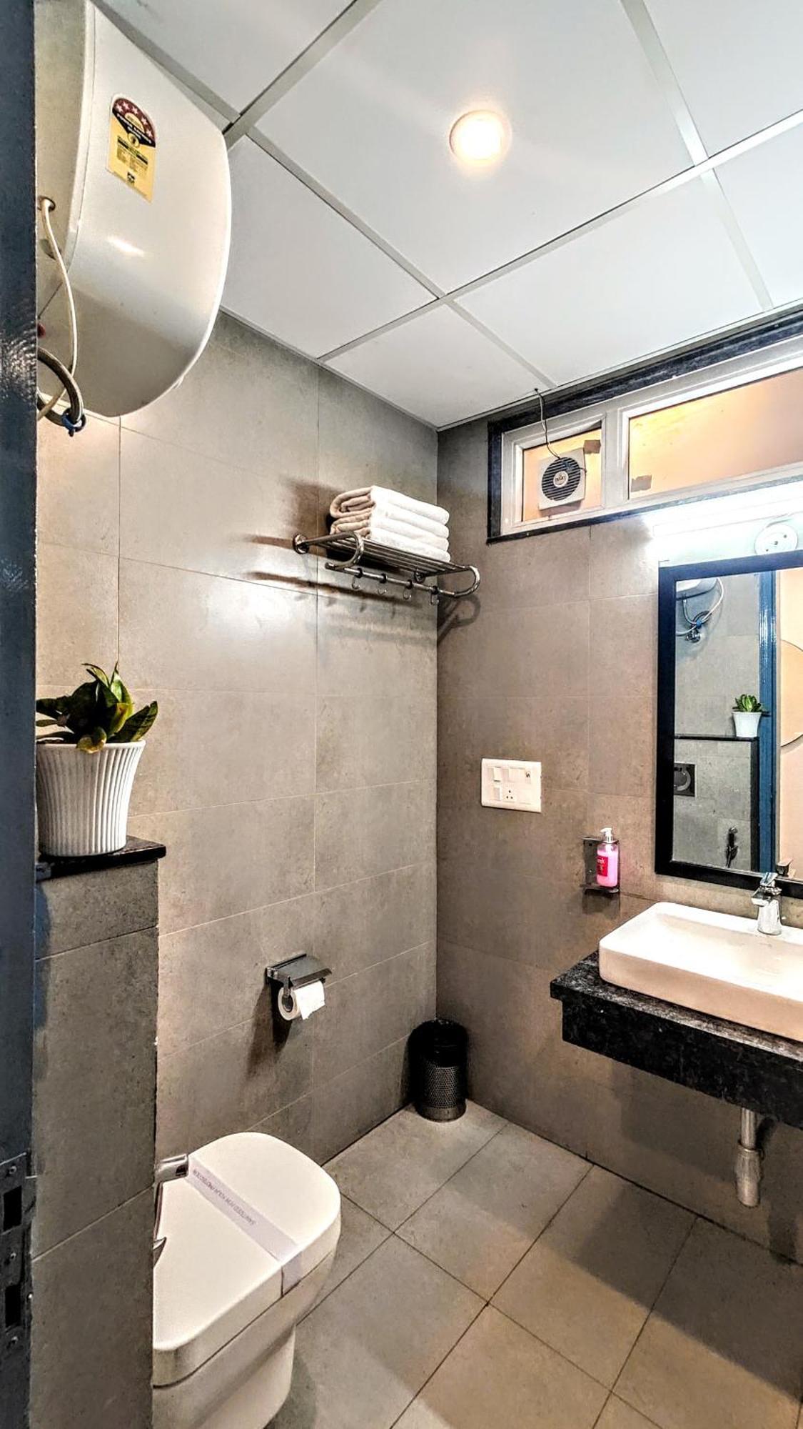 Mavens White Artemis Hospital Road Sector 52 Gurgaon Hotel Екстериор снимка