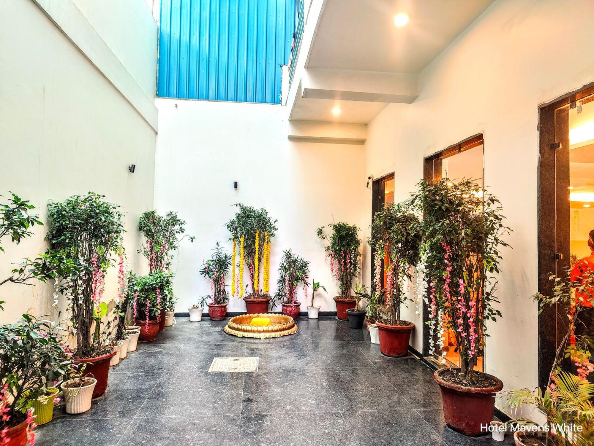 Mavens White Artemis Hospital Road Sector 52 Gurgaon Hotel Екстериор снимка